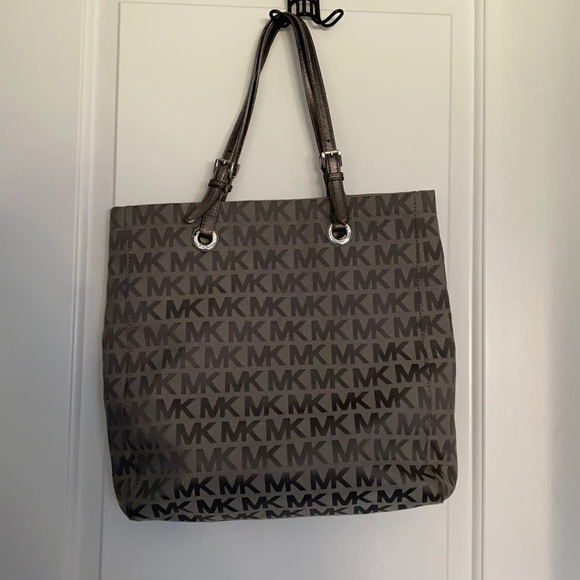 Michael Kors Handbags - Used new Michael Kors shoulder bag.